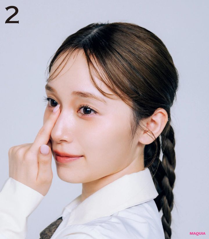 櫻坂46 守屋麗奈 最新ブラウンメイク シャドウスティックの使い方 アイホールの骨に沿ってラインを入れる