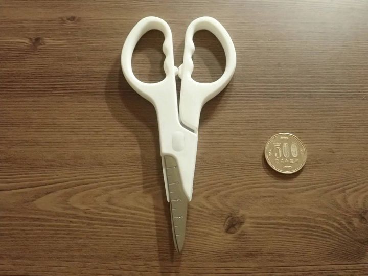 DAISO(ダイソー)：ミニキッチンハサミ(wavy)