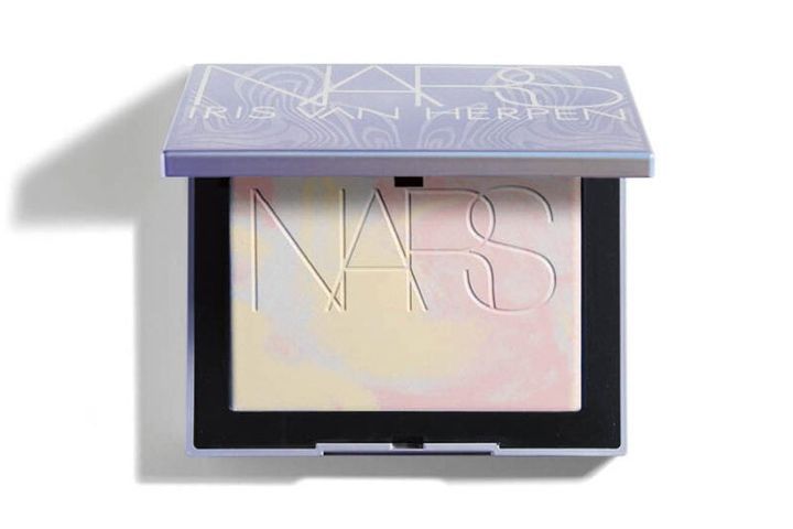 パステルピンク、イエローマーブル、ブルーの3色が肌に透明感とツヤを与える美肌仕立てパウダー。ホリデーシーズンの限定復刻で登場。NARS ライトリフレクティング プリズマティックパウダー 05082 6380円（NARS JAPAN）