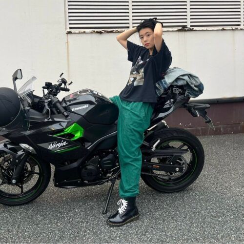 「スリリングなのが良い」免許取り立てのバイク愛と、偏りなく多くのぬいぐるみに愛を捧げるモデル・ミクの日常