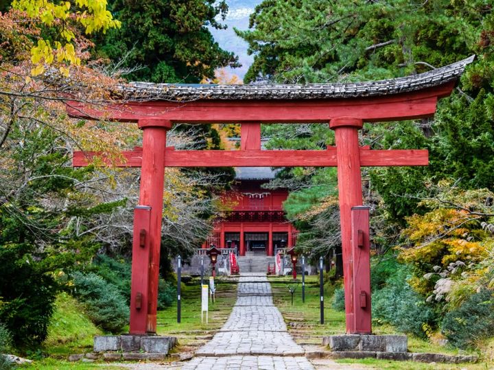 All About ニュース編集部が全国250人を対象に実施した「寺社仏閣に関するアンケート」の調査結果から、「青森県の寺社仏閣」ランキングを発表！ 2位「岩木山神社」を抑えた1位は？（サムネイル画像出典：PIXTA）