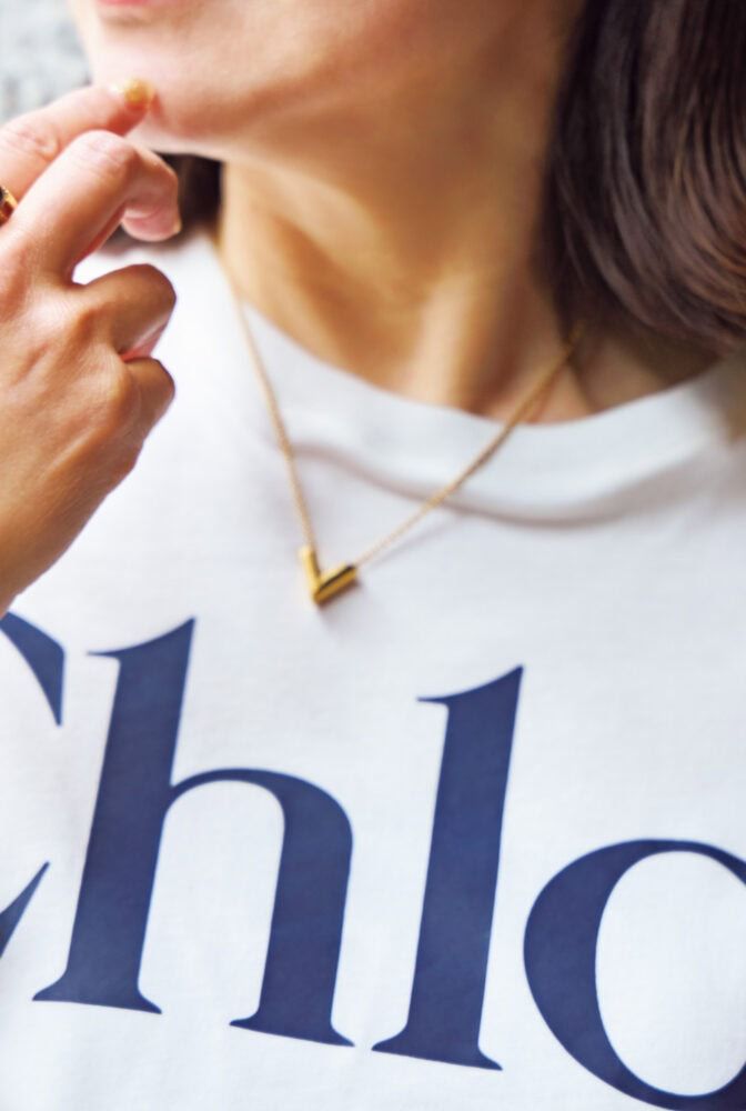 バングルとネックレスはルイ・ヴィトン