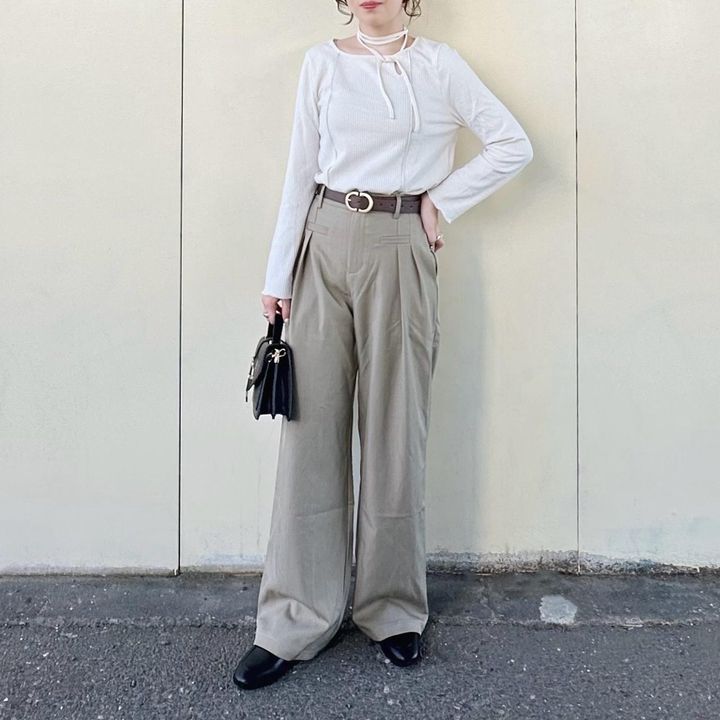 画像: ロンT ✕ タックパンツでシンプルコーデ