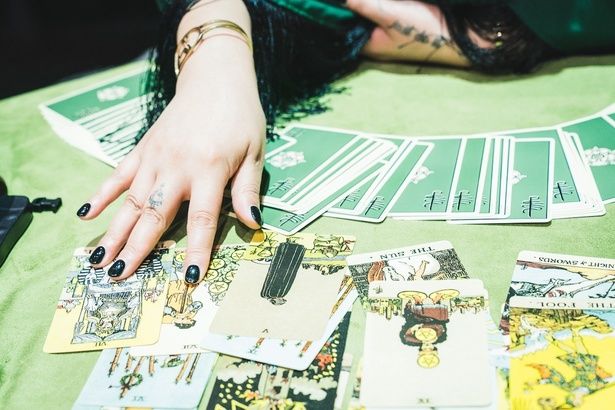 占い師や霊能者たちが競い合うリアリティショー「占い師たちの運命バトル」 [c]2025 Disney and its related entities