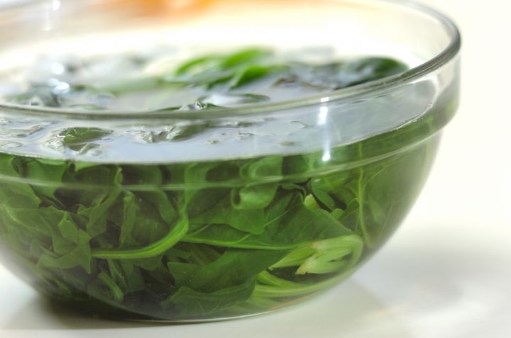 ホウレン草とニンジンの黒ゴマ和えの作り方1