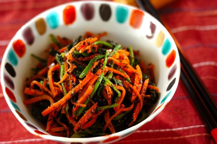 ホウレン草とニンジンの黒ゴマ和え