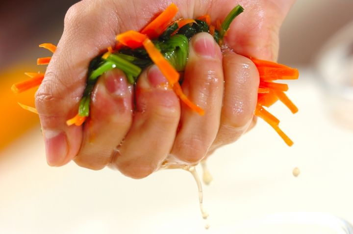 ホウレン草とニンジンの黒ゴマ和えの作り方2