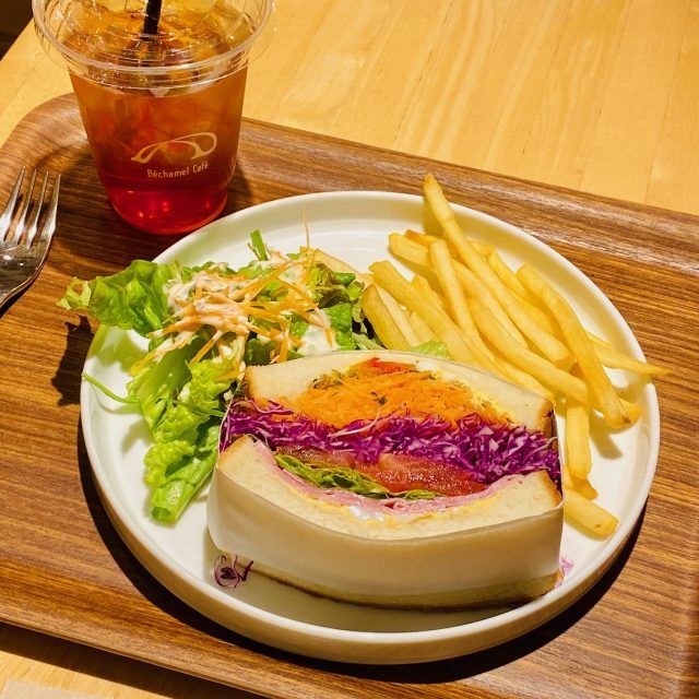 サンドイッチとドリンク