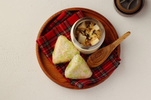 「豆腐とえのきのかき玉汁」「キャベツと明太のおにぎり」2品弁当