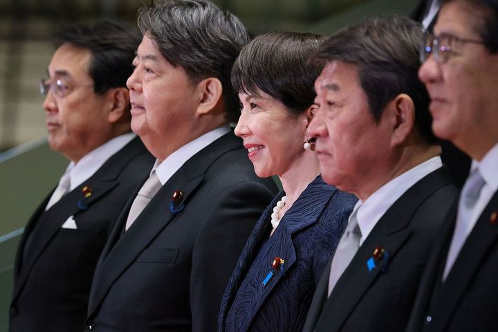 新内閣が発足し、記念撮影を行う高市早苗首相（3人目）ら。2025年10月21日