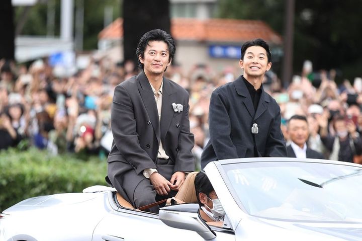 名古屋まつりでパレードに参加した2026年NHK大河ドラマ「豊臣兄弟！」の豊臣秀長役の仲野太賀と織田信長役の小栗旬。2025年10月19日、名古屋市