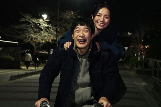 【写真を見る】惹かれ合い仲を深めていく2人は、未来についても語るようになるが…(『平場の月』) [c]2025映画「平場の月」製作委員会