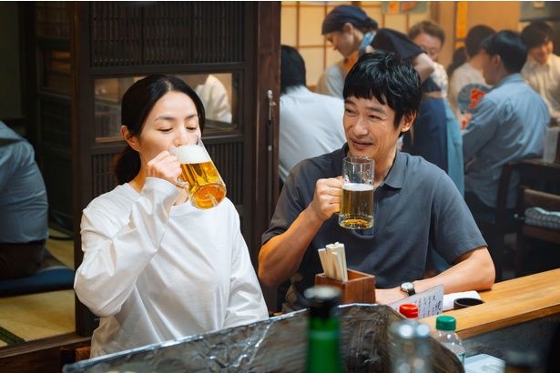 それぞれ伴侶と別れたのち、地元で再会する青砥と須藤。同級生の2人はやがて惹かれ合うように(『平場の月』) [c]2025映画「平場の月」製作委員会