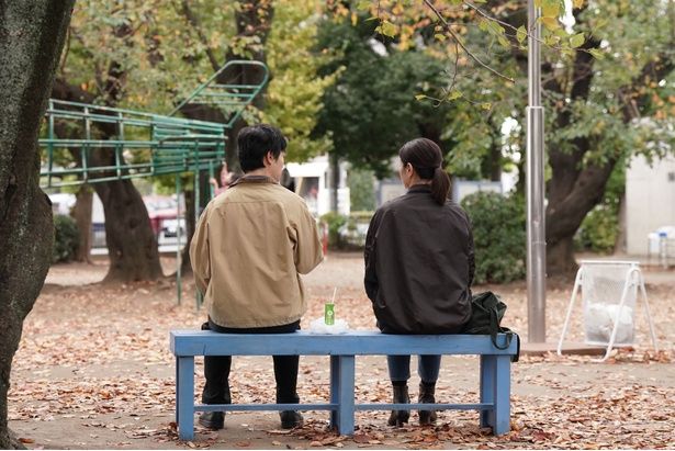 お互いのこれまでを明かす2人(『平場の月』) [c]2025映画「平場の月」製作委員会