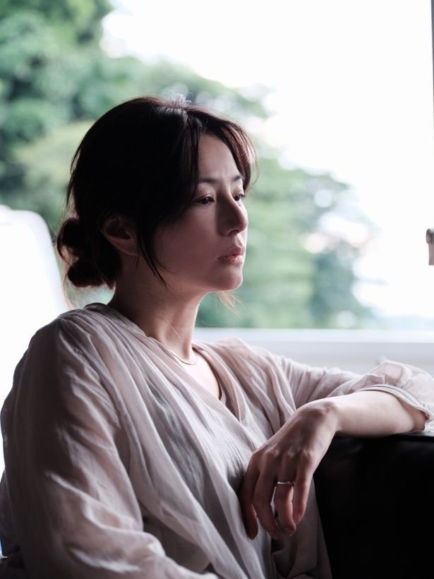 井川演じる母の由美子。家庭よりも仕事を取った夫、初(遠藤憲一)に愛想を尽かす(『見はらし世代』) [c]2025 シグロ／レプロエンタテインメント