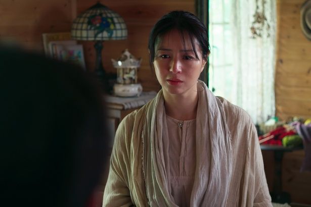 井川が新興宗教にハマる母に扮する『アフター・ザ・クエイク』 [c]2025 Chiaroscuro / NHK / NHKエンタープライズ