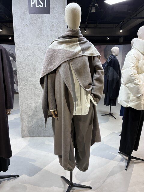 ジオメトリックニットストールワントーンコーデ