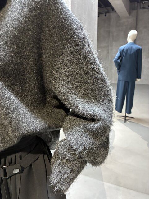 ダークグレーブラッシュドスリーブセーター