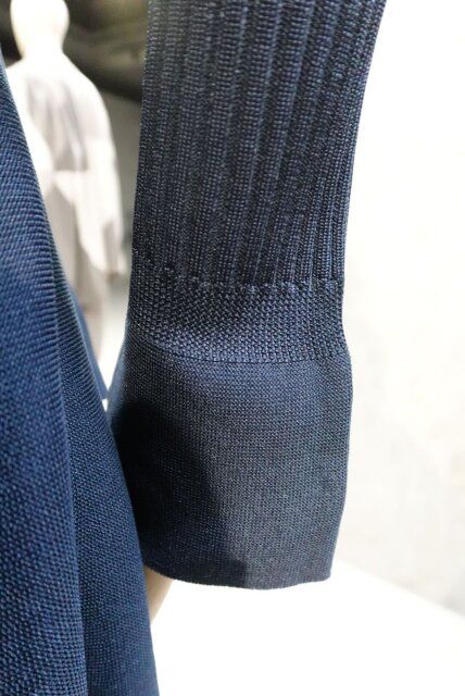 ブルーニットフレアワンピース袖口