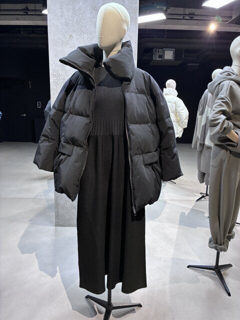 ニットフレアワンピースブラックコーデ