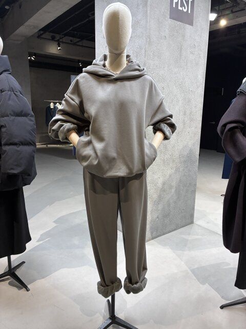 バックフリースオーバーサイズパーカセットアップコーデ