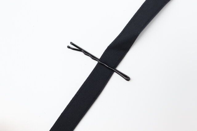 ダイソーのヘアエクステ（リボンタイプ、ウェーブ、ベージュカラー系）にヘアピンを付ける