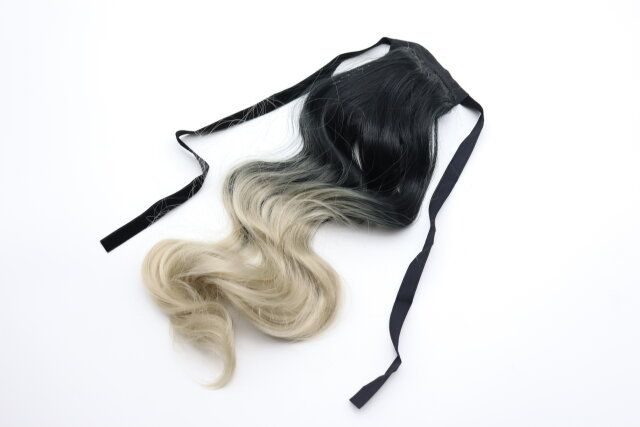 ダイソーのヘアエクステ（リボンタイプ、ウェーブ、ベージュカラー系）のビジュアル