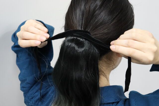ダイソーのヘアエクステ（リボンタイプ、ウェーブ、ベージュカラー系）をリボンで結ぶ