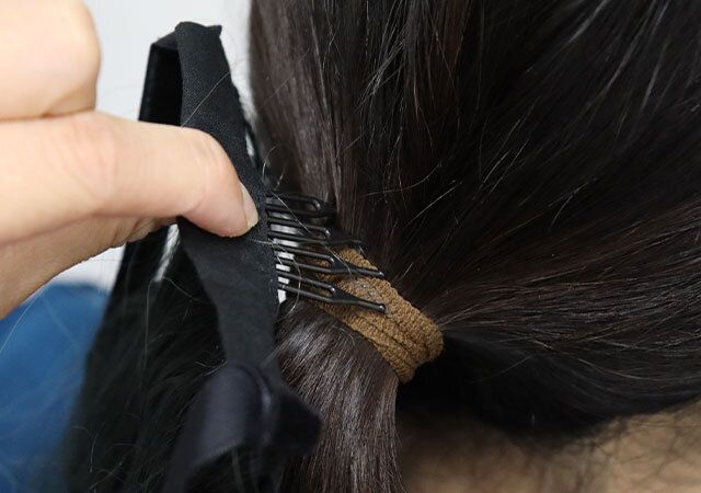 ダイソーのヘアエクステ（リボンタイプ、ウェーブ、ベージュカラー系）のコームピンを挿す