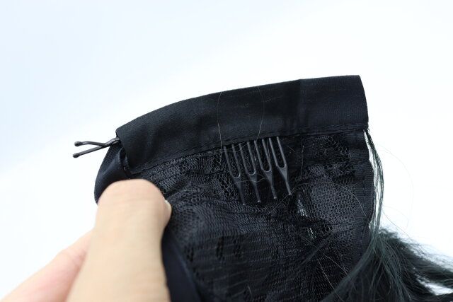 ダイソーのヘアエクステ（リボンタイプ、ウェーブ、ベージュカラー系）にリボンを通す