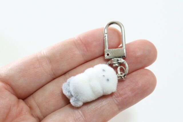 ダイソーのフロッキーキーホルダーのラッコ