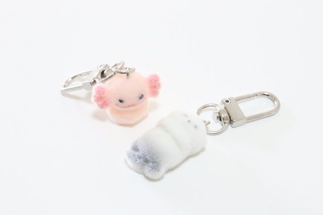 ダイソーのフロッキーキーホルダーのウーパールーパーとラッコ