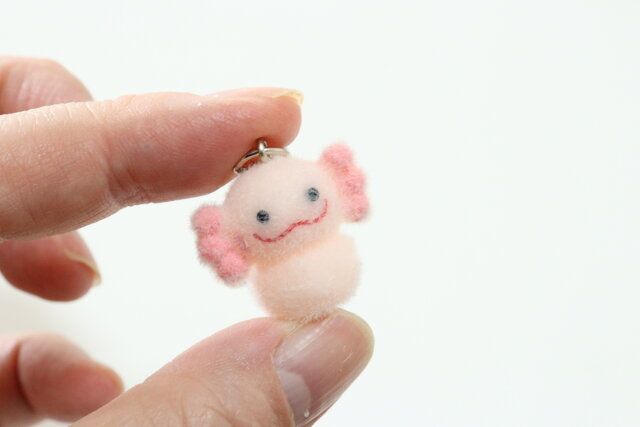 ダイソーのフロッキーキーホルダーのウーパールーパーのサイズ