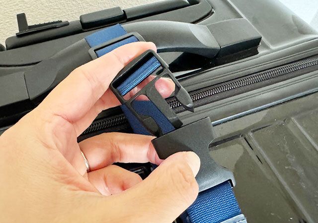 ダイソー スーツケースと手荷物まとめベルト バックルベルト