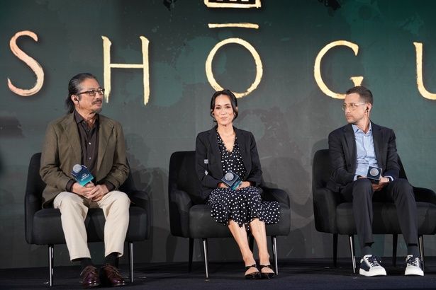 会場に集まった大勢の記者からの質問に答えた 『SHOGUN 将軍』シーズン1 ディズニープラスで全話独占配信中シーズン2は2026年1月撮影開始[c]2025 Disney and its related entities