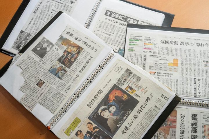 毎日の新聞を切り抜き、環境、国際社会・政治、文化の3ジャンルに分けてファイルしている。
