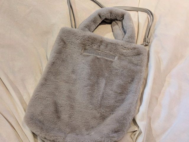 JILL by JILL STUARTグレーファートートの背面とショルダーストラップ