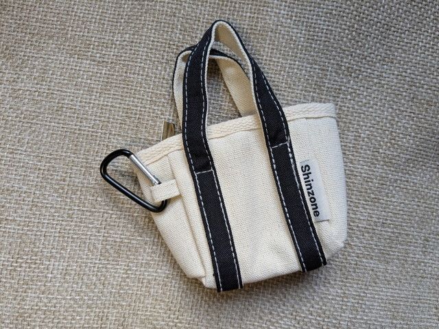 極小トートの上から見た内側。ファスナー付きで中身が見えにくい仕様