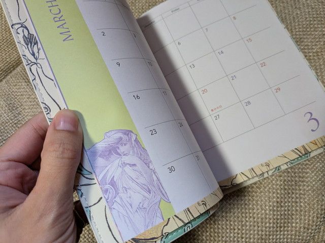 ミュシャ手帳のマンスリーページ 見開きデザイン