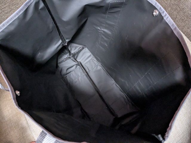 トートの内側とファスナーポケットの様子