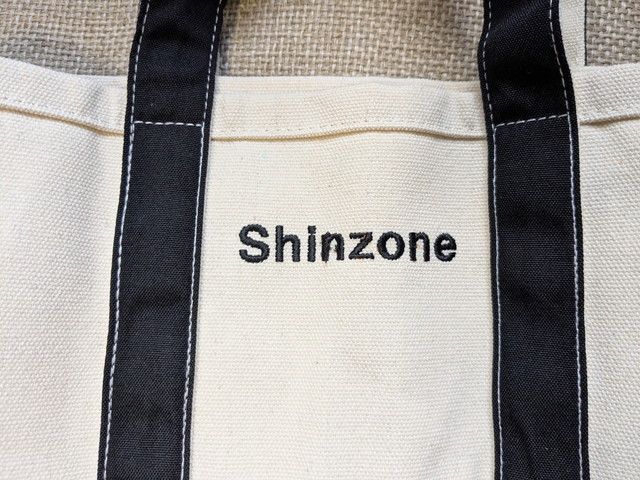 トートバッグの内側。マチがしっかりあり、お弁当やポーチも入る容量