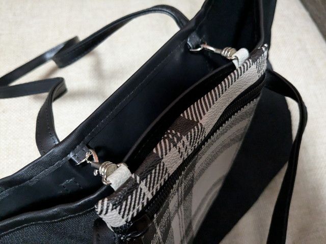 ポシェットの金具をトートのDカンに装着できる仕様。着脱もスムーズ