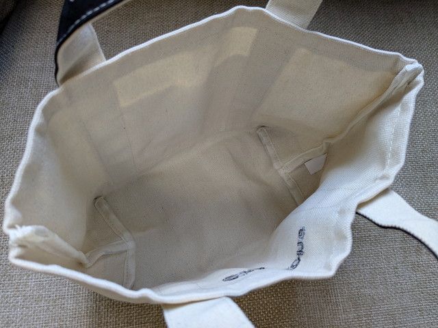 バッグ上部の縁とハンドル付け根部分のアップ。Shinzoneのロゴ刺繍入り