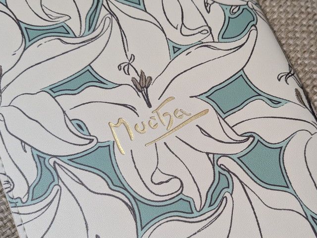 ミュシャ手帳のカバーとロゴ部分のアップ