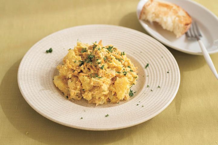 香ばしさが料理のアクセントに！【フライドオニオン】活用レシピ2選「目玉焼き丼」「ツナカレーポテトサラダ」