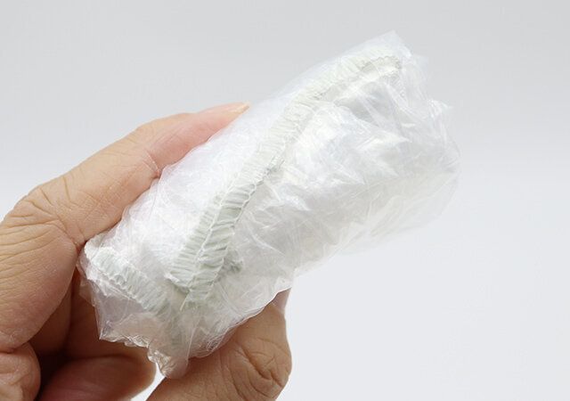 ダイソーのレインバッグカバー リュック用は小さくたためる