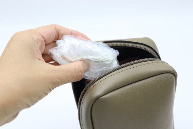 ダイソーのレインバッグカバー リュック用はコンパクトで持ち運びに便利