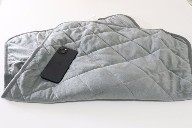 ダイソーのUSB式ひざ掛け（LGY）とスマホの比較