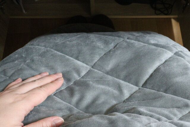 ダイソーのUSB式ひざ掛け（LGY）の使用例