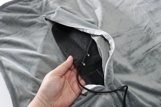 ダイソーのUSB式ひざ掛け（LGY）の裏面のファスナー